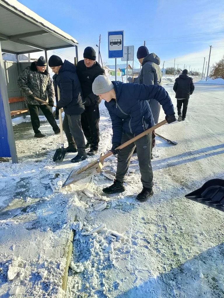 ВОЛОНТЁРЫ ИЗ ЧИСЛА ПРОЖИВАЮЩИХ В КУРТАМЫШСКОМ ПНИ УБРАЛИ ГОЛОЛЁД С ОСТАНОВОК В КУРТАМЫШЕ